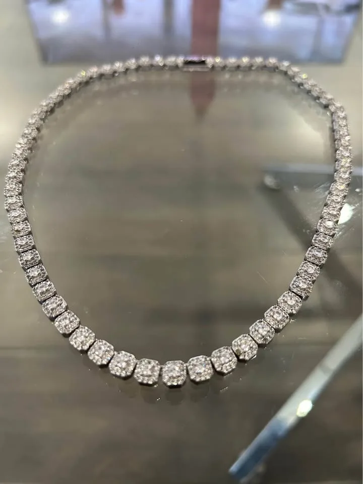 Clustered Tennis Chain in White Gold- 8.5mm image indicator(4)