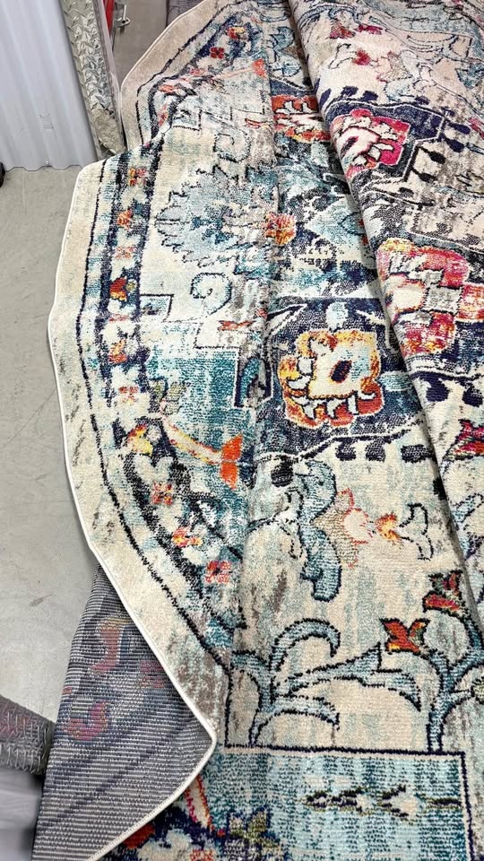 12ft round rug, new been in storage