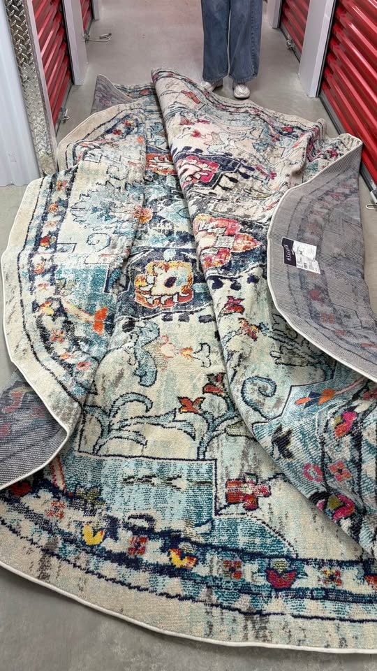 12ft round rug, new been in storage - photo 2