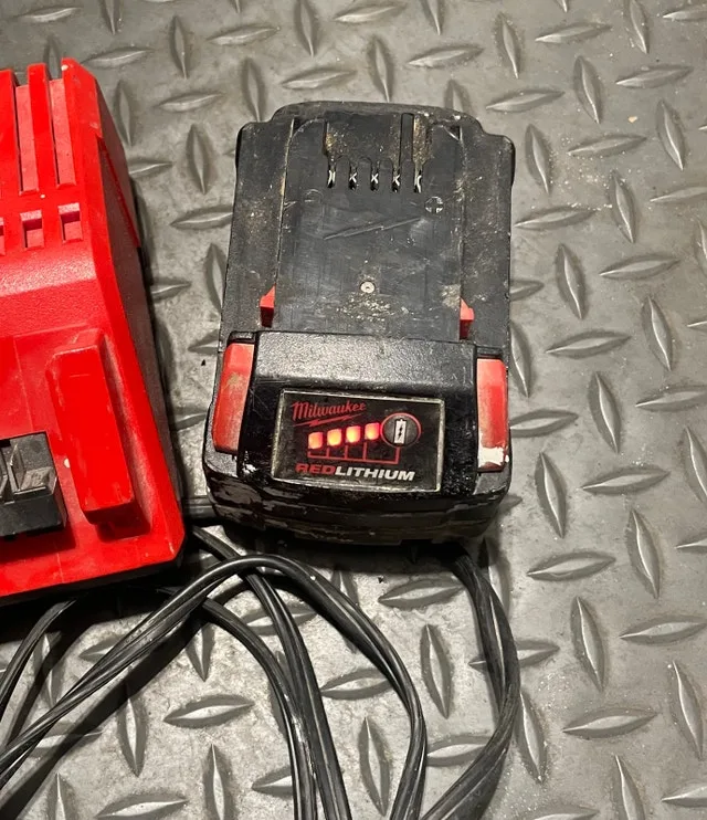 Milwaukee Battery Charger, 5ah battery image indicator(2)