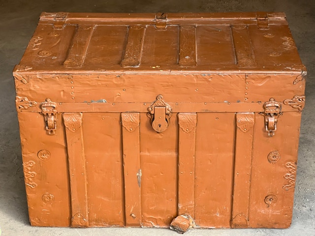 ANTIQUE TRUNK