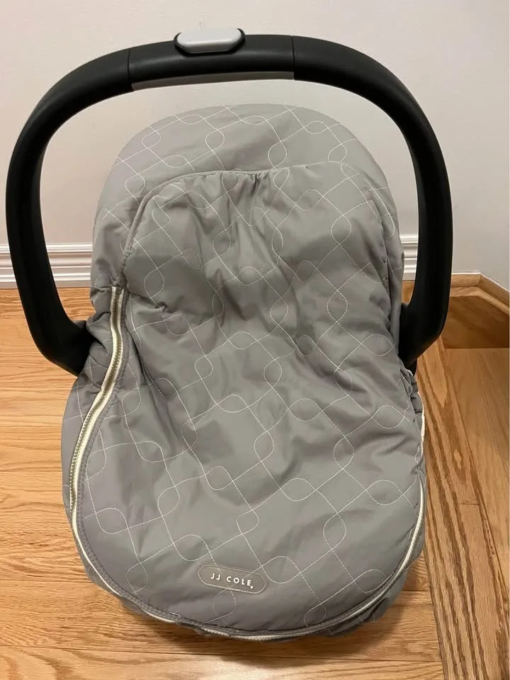 Uppababy Mesa Max car seat (no base) + winter cover image indicator(9)