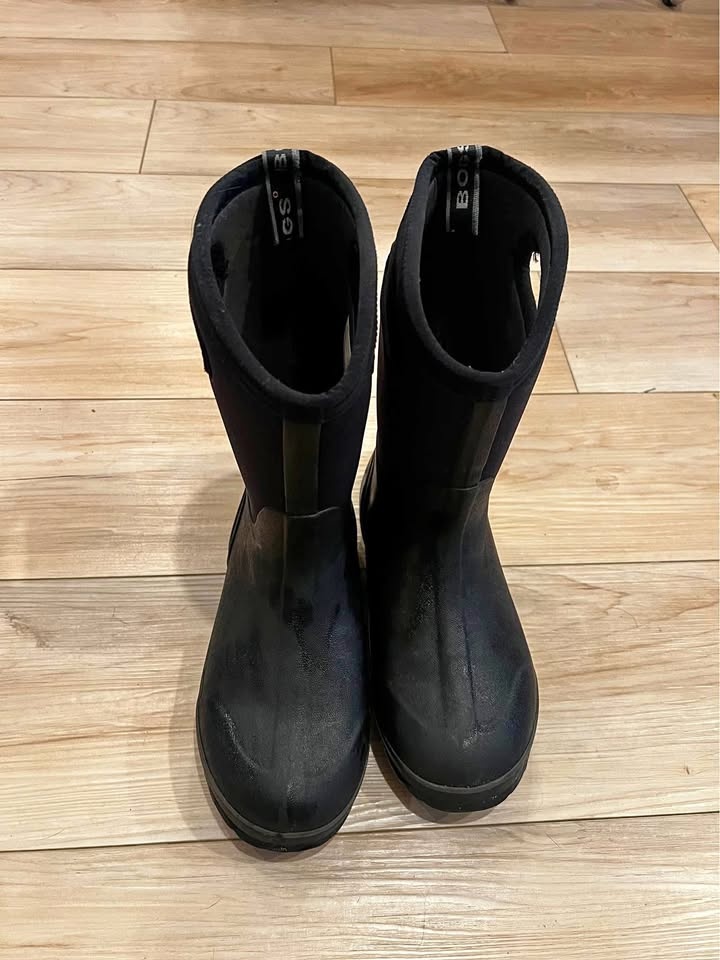 Bogs winter boots, youth size 6 ready for a one or two more wint