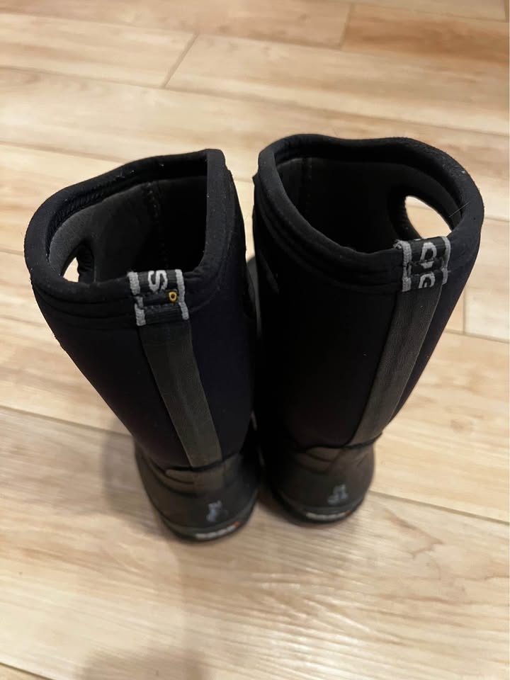Bogs winter boots, youth size 6 ready for a one or two more wint - photo 2