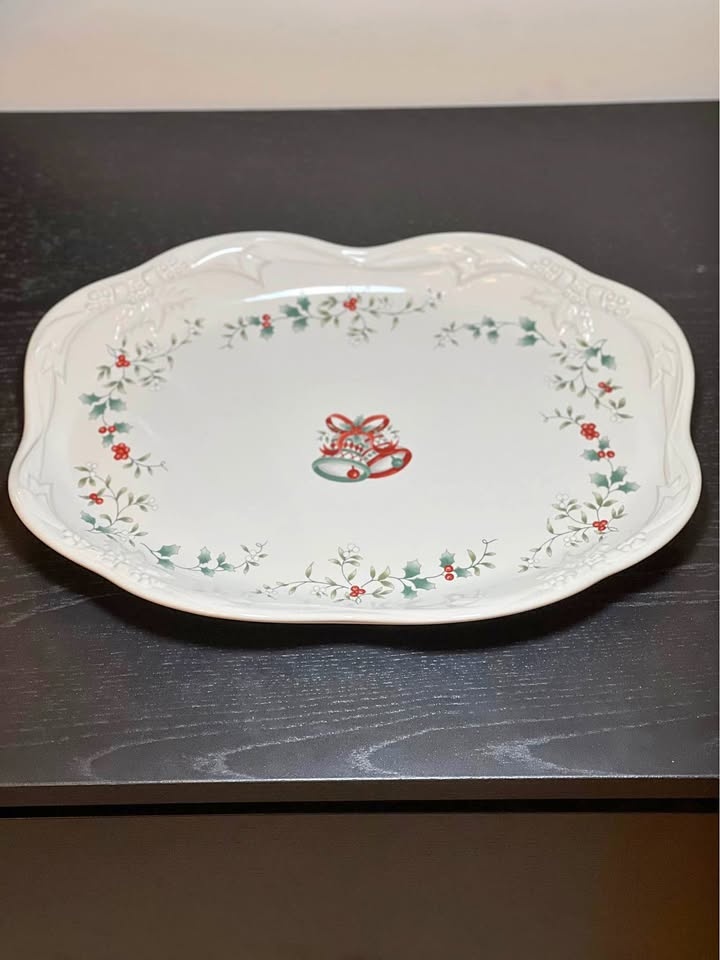 Pfaltzgraff Winterberry Sculpted Oval Serving Platter