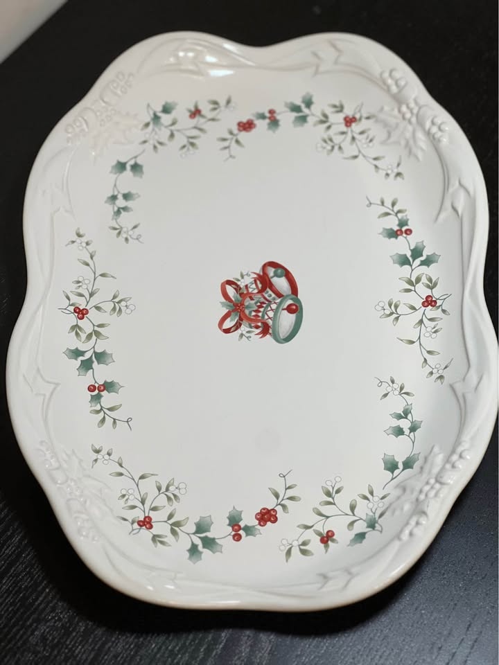 Pfaltzgraff Winterberry Sculpted Oval Serving Platter - photo 2