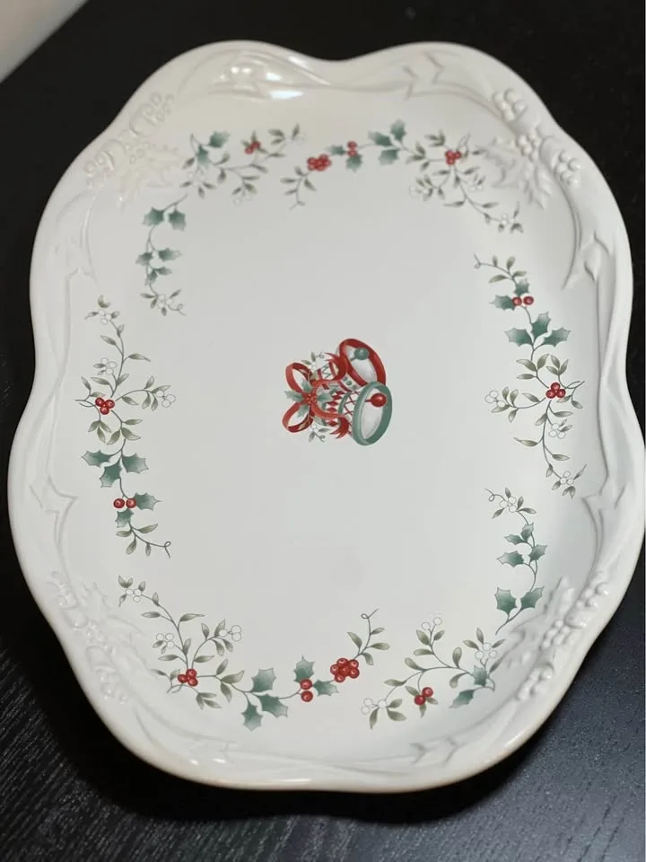 Pfaltzgraff Winterberry Sculpted Oval Serving Platter image indicator(2)