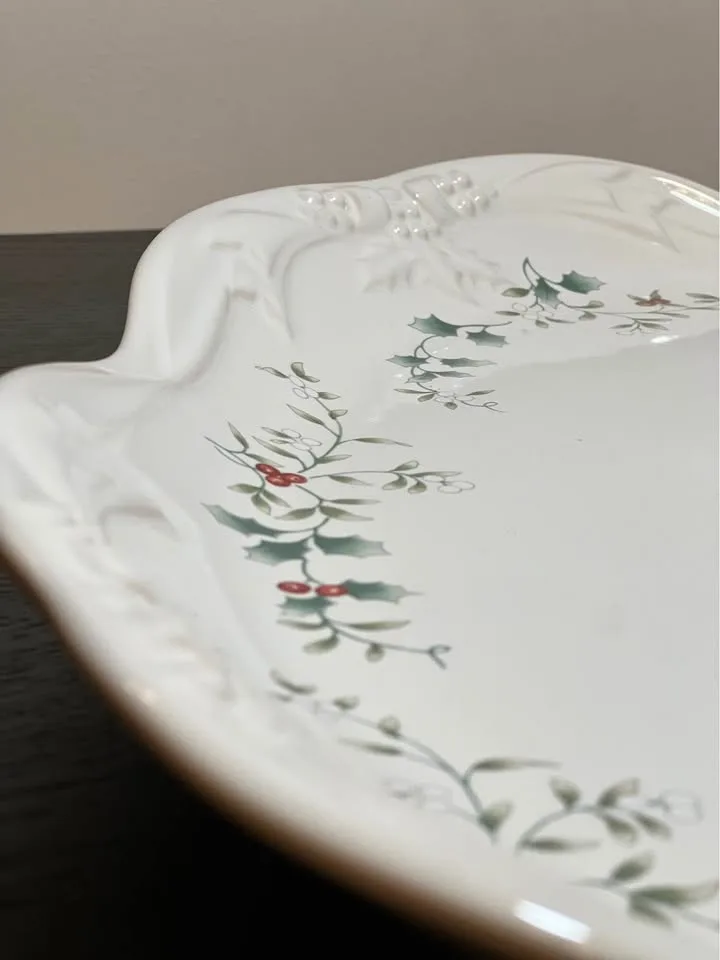 Pfaltzgraff Winterberry Sculpted Oval Serving Platter image indicator(3)