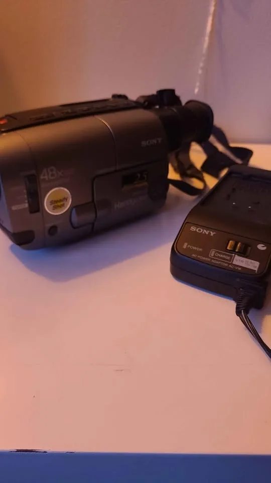 Sony Handycam CCD-TRV21 Video8 Camcorder - Tested & Working image indicator(3)