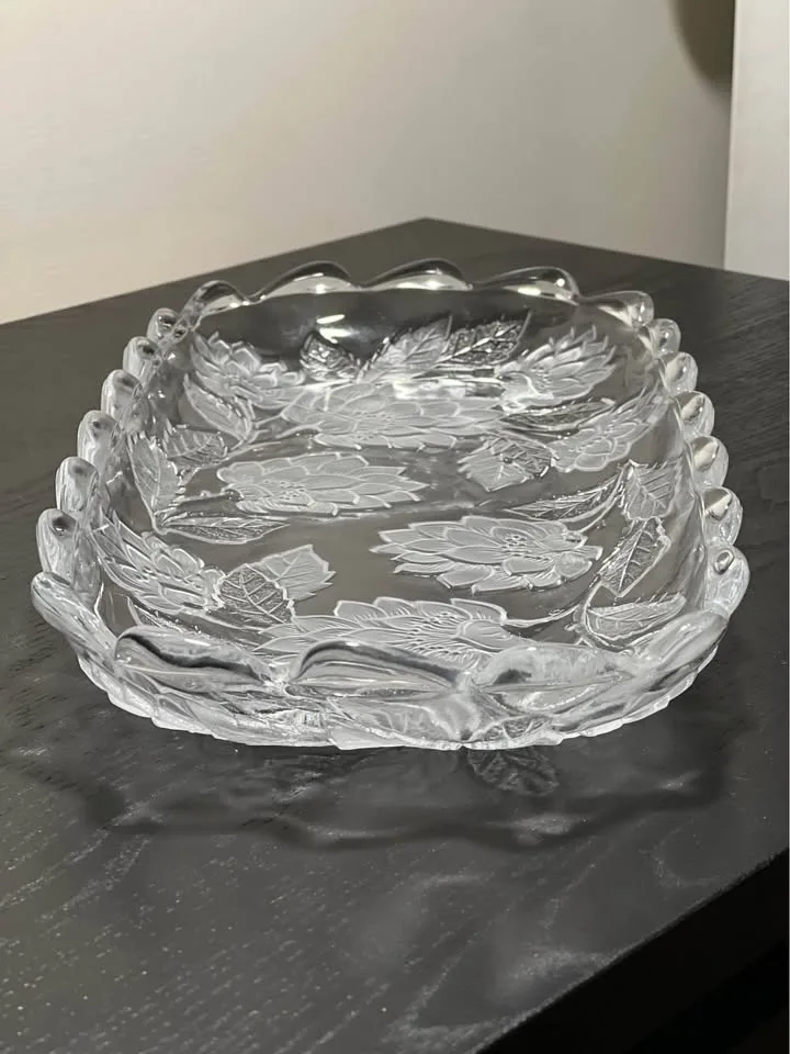 Crystal Clear Studios CHRYSANTHEMUM Frosted OBLONG TRAY 15.25” image indicator(2)