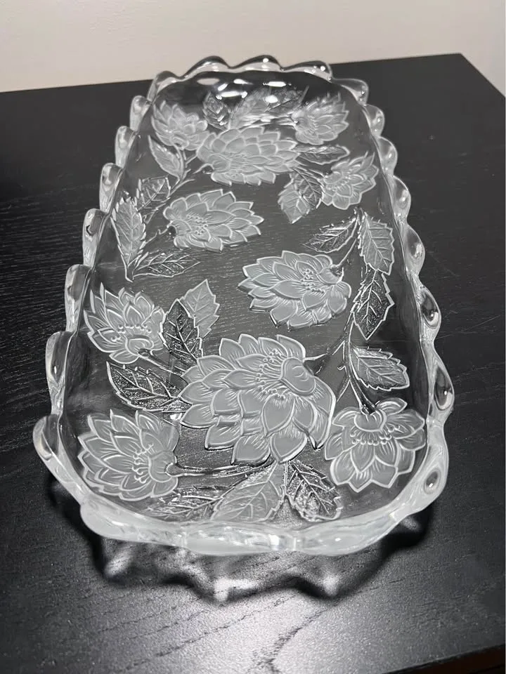 Crystal Clear Studios CHRYSANTHEMUM Frosted OBLONG TRAY 15.25” image indicator(3)