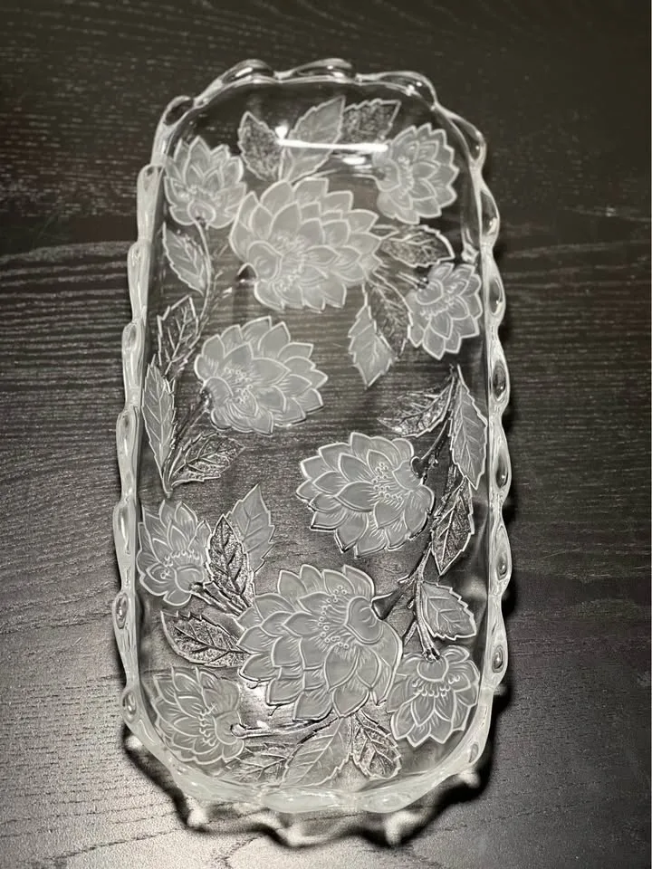 Crystal Clear Studios CHRYSANTHEMUM Frosted OBLONG TRAY 15.25” image indicator(4)