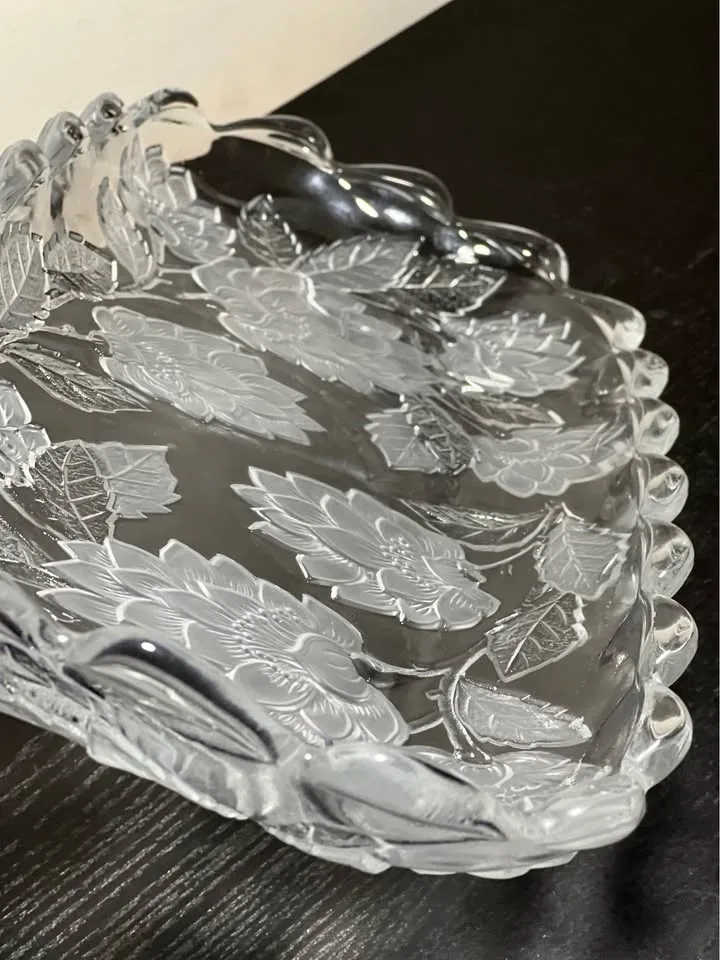 Crystal Clear Studios CHRYSANTHEMUM Frosted OBLONG TRAY 15.25” image indicator(5)