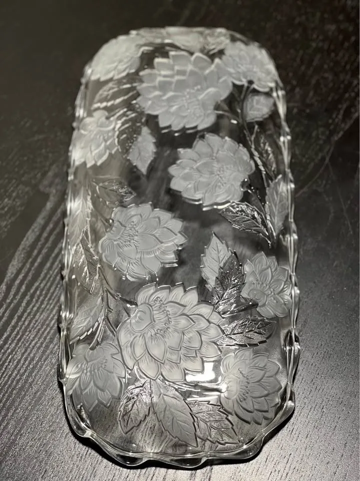 Crystal Clear Studios CHRYSANTHEMUM Frosted OBLONG TRAY 15.25” image indicator(8)