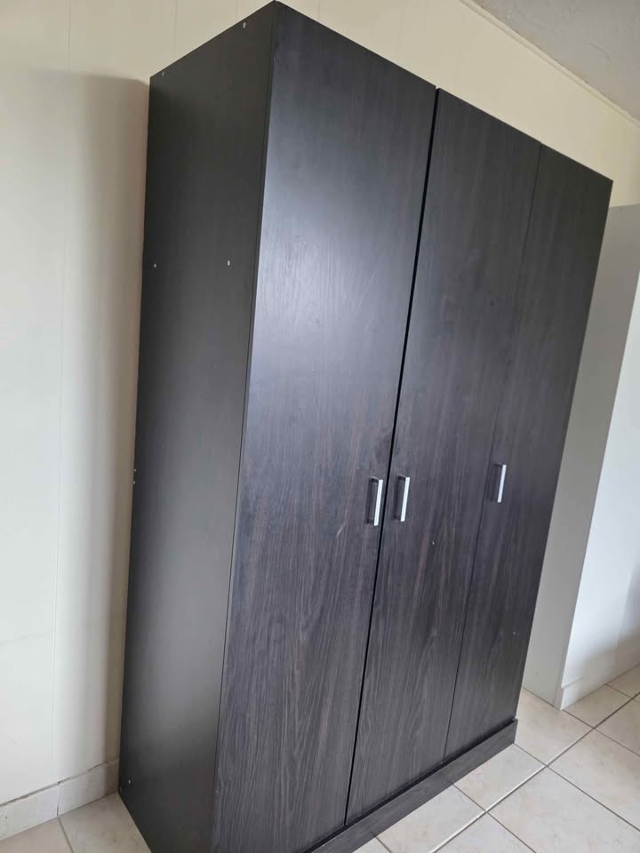3 Door wardrobe - photo 2