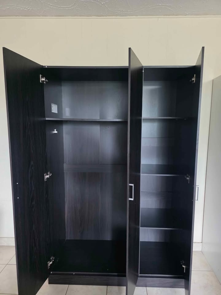 3 Door wardrobe - photo 3