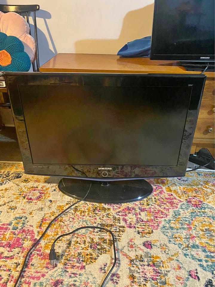 Samsung TV 31.5 inch