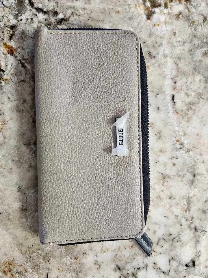 Roots women wallet thumbnail
