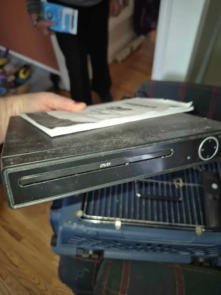 Sylvania DVD with remote image indicator(2)