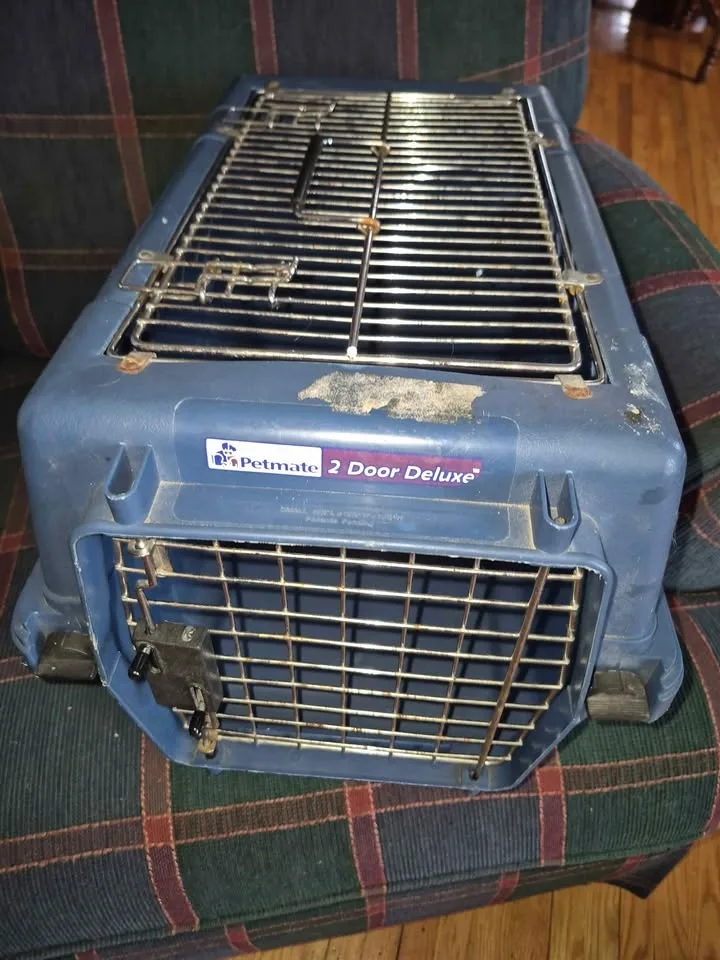 Petmate 2 door Deluxe pet carrier image indicator(2)