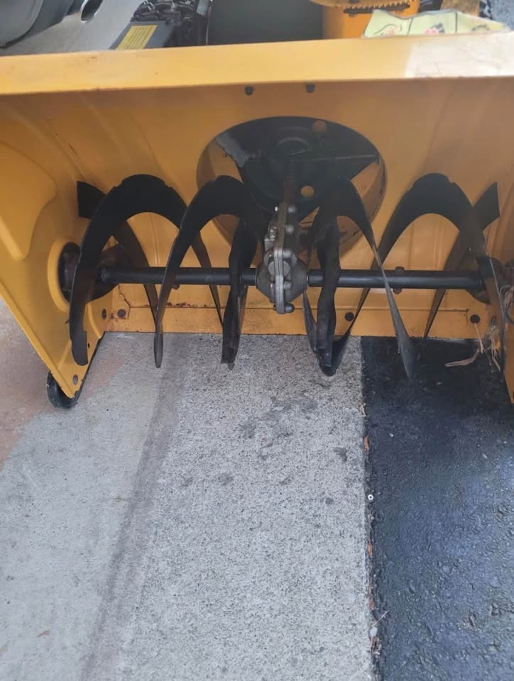 11hp snowblower like new - photo 2