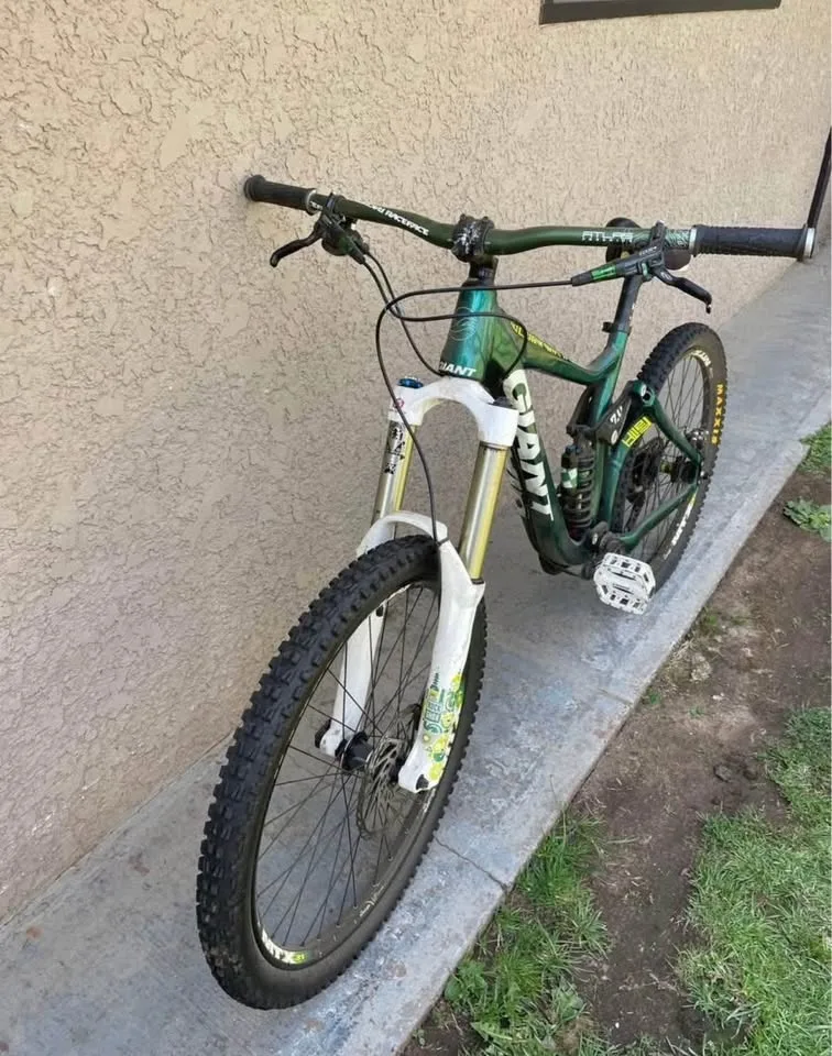 Giant faith downhill mountain bike image indicator(2)