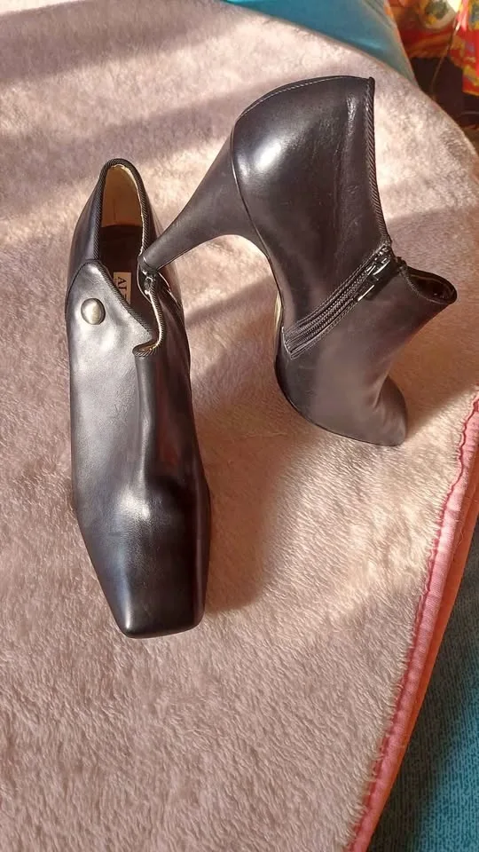 ALFANI Black Leather Ankle Booties Size 10M