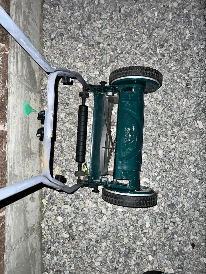 Yard works Manuel Lawn cutter