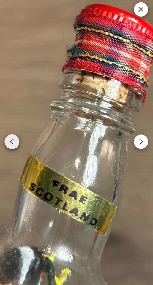 Vintage 1960's Scottish Red Tartan Bagpipper in a glass bottle - photo 2