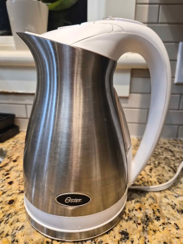 Oster stainless steel electric kettle - photo 3