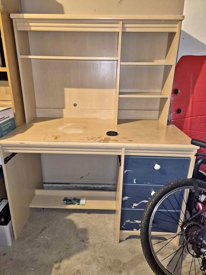Computer desk