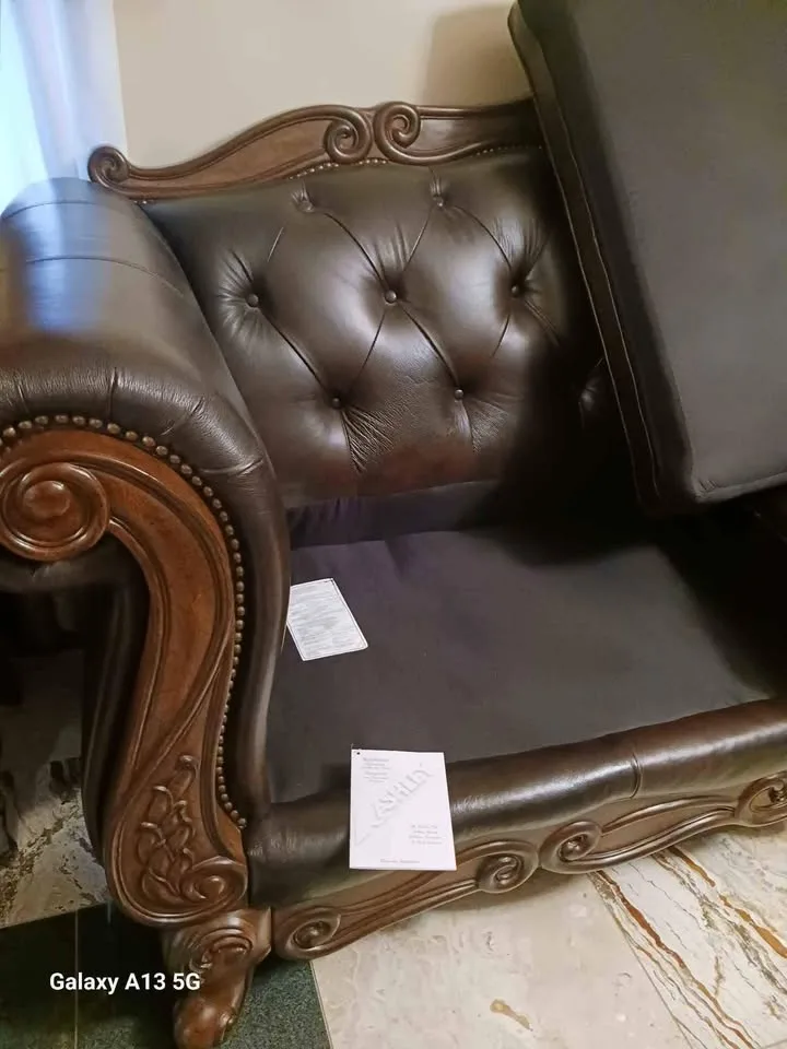 1 Piece Leather Sofa image indicator(3)