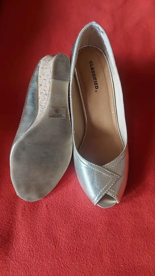 High heels wedged Gold color shoes image indicator(2)