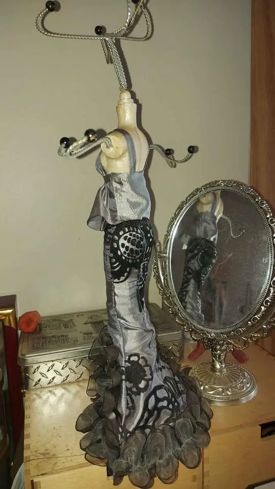 Stylish Mannequin Jewelry holder image indicator(2)