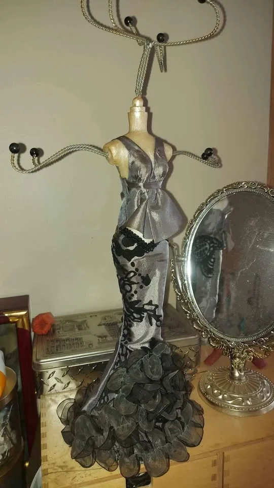 Stylish Mannequin Jewelry holder image indicator(3)