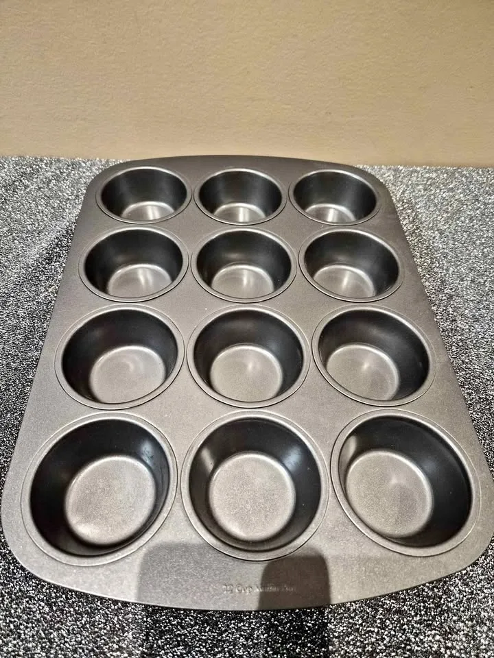 Muffin Pan, 12 Cavity Carbon Steel Muffin Tin thumbnail