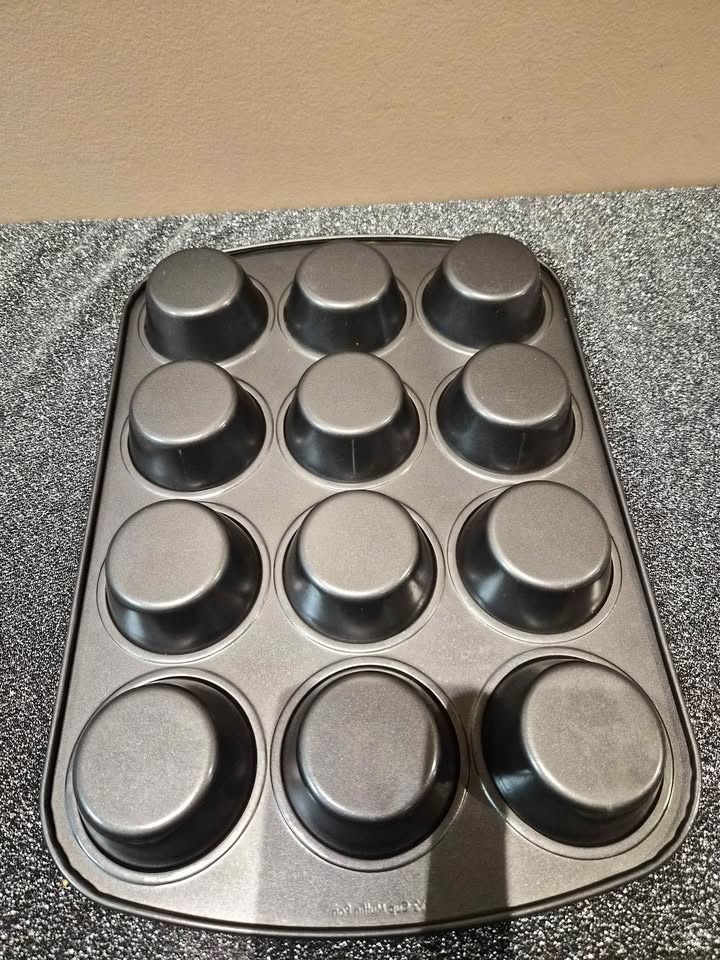 Muffin Pan, 12 Cavity Carbon Steel Muffin Tin - photo 2