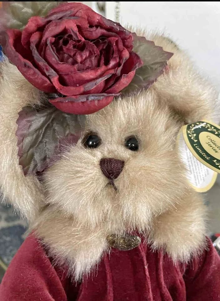 Bearington Collection #1072 Christmas Bear Virginia