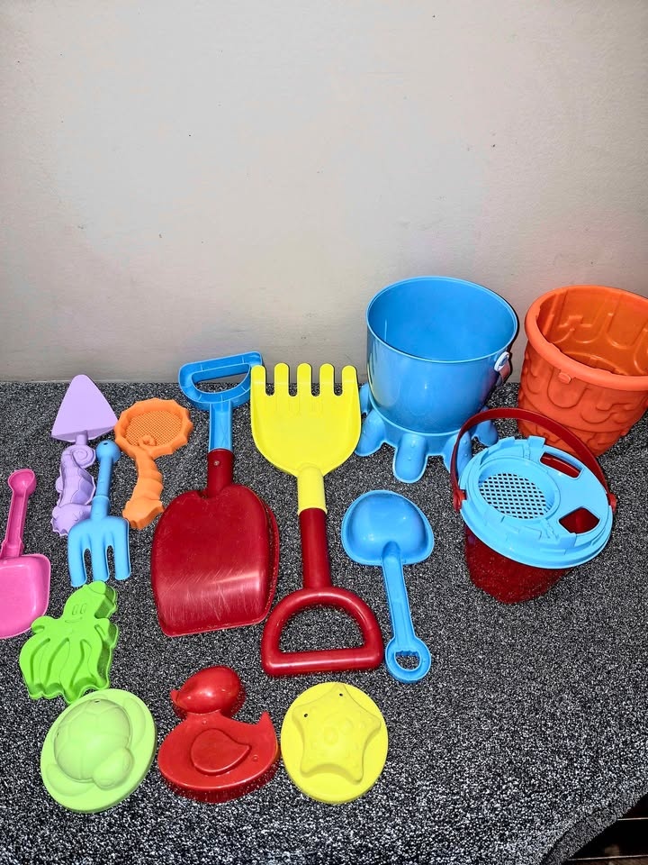 Set of colorful plastic beach sand toys. 15 pcs - photo 2