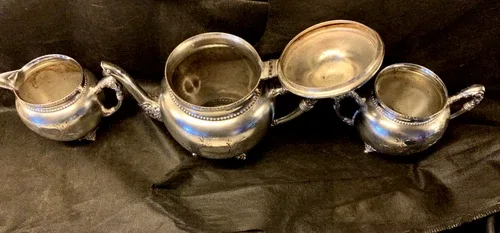 New Amsterdam Silver Tea Pot Creamer & Sugar 600 image indicator(2)