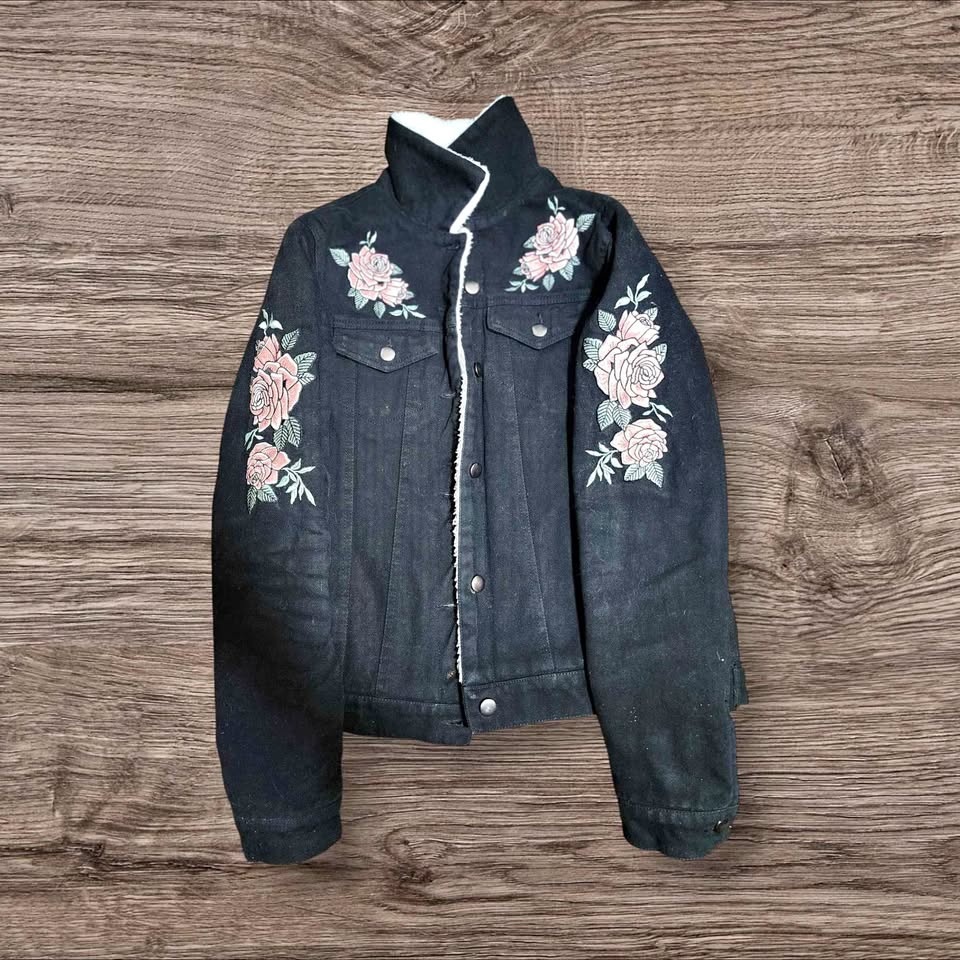 Black Sherpa-Lined Jacket w/ Rose Embroidery – Great Condition
