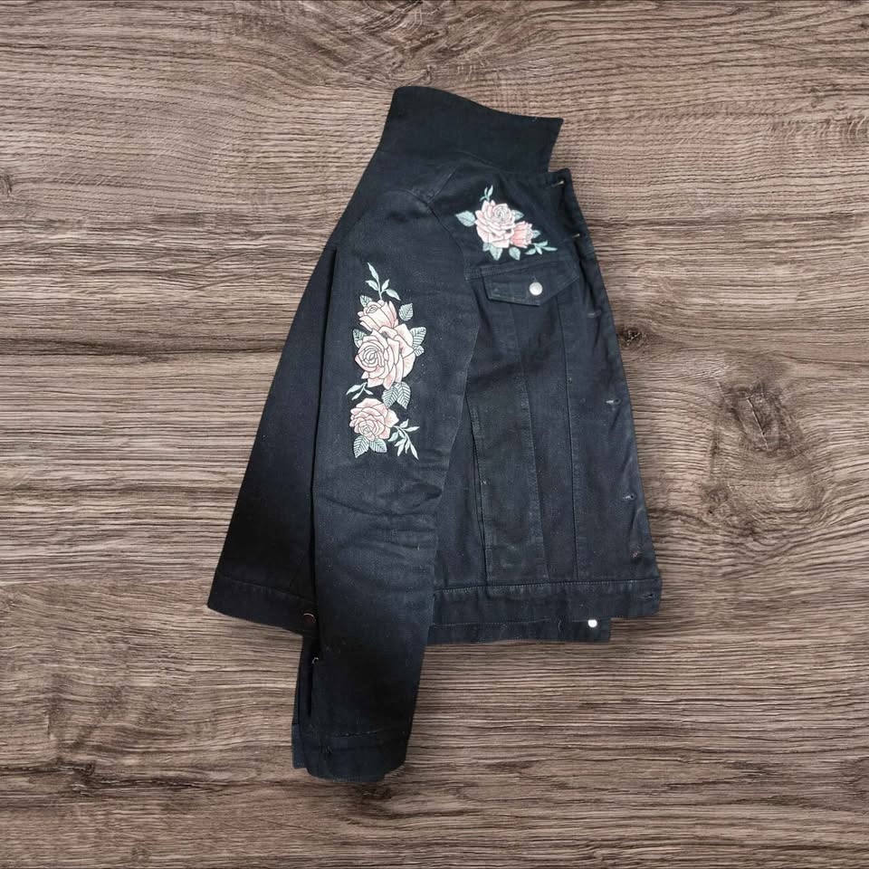 Black Sherpa-Lined Jacket w/ Rose Embroidery – Great Condition - photo 2