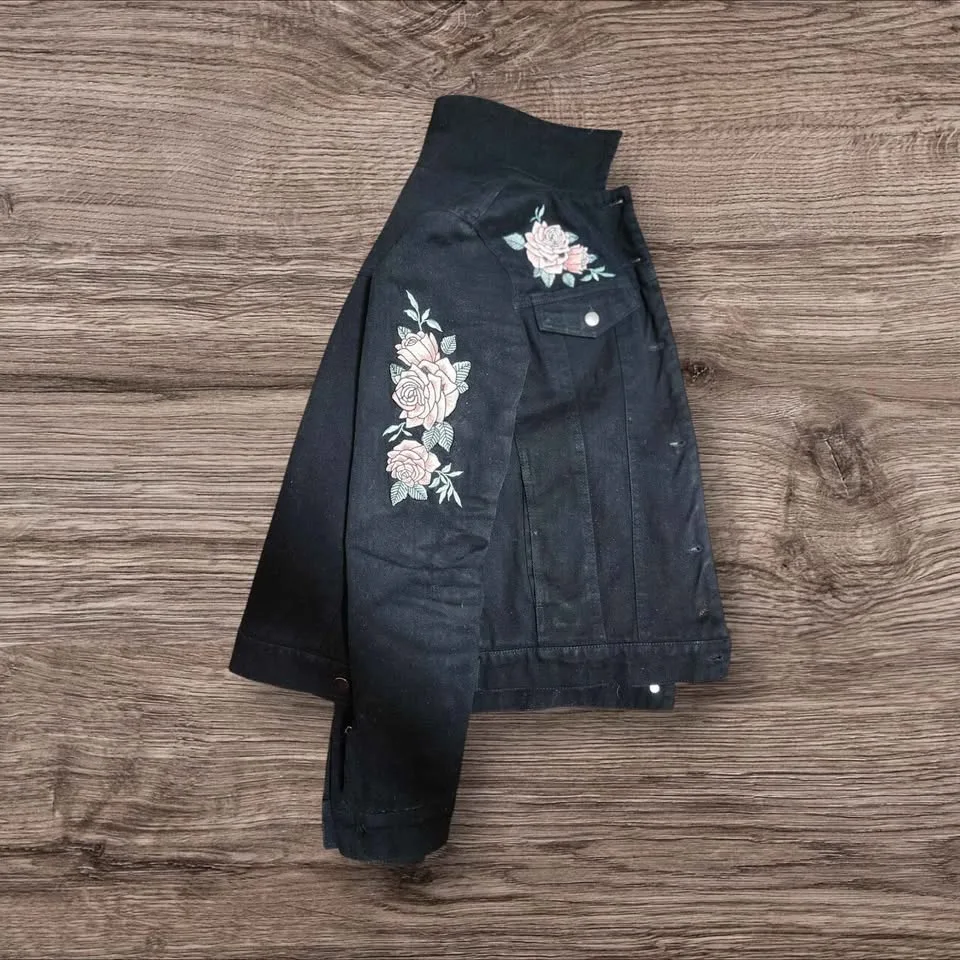 Black Sherpa-Lined Jacket w/ Rose Embroidery – Great Condition image indicator(2)