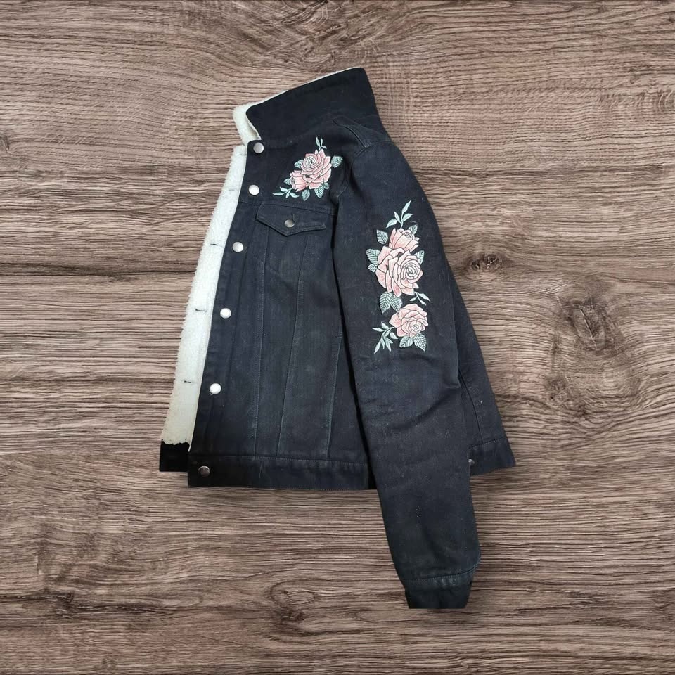 Black Sherpa-Lined Jacket w/ Rose Embroidery – Great Condition - photo 3