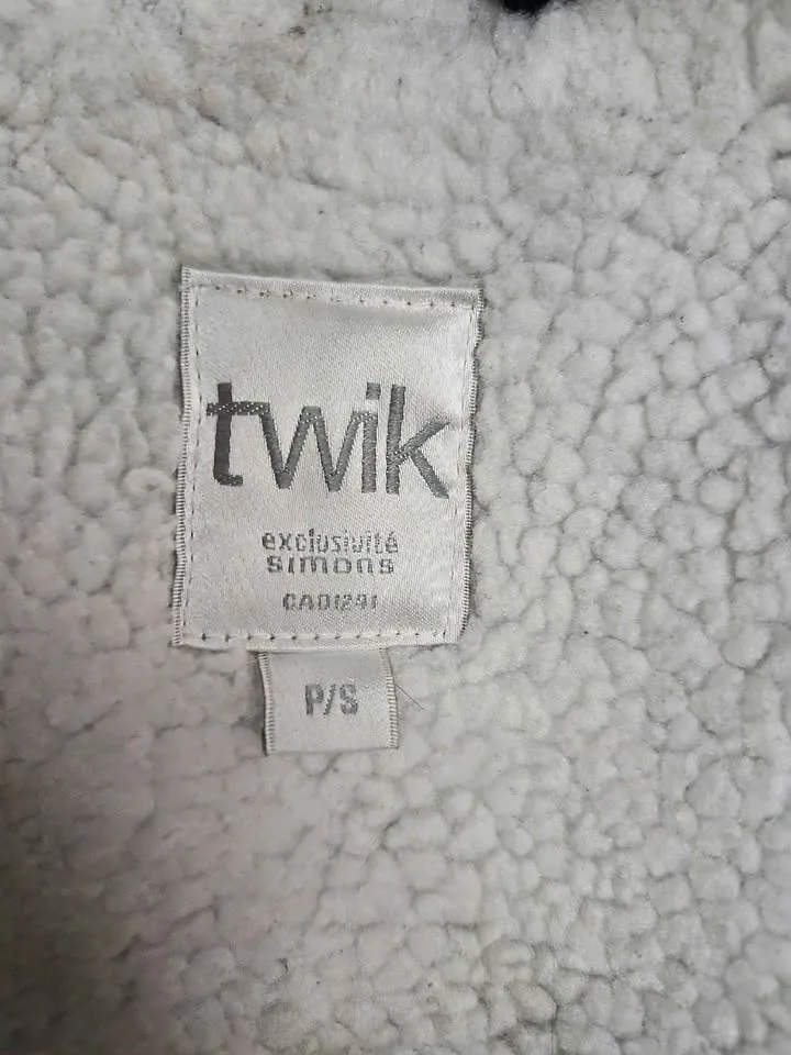 Black Sherpa-Lined Jacket w/ Rose Embroidery – Great Condition image indicator(5)