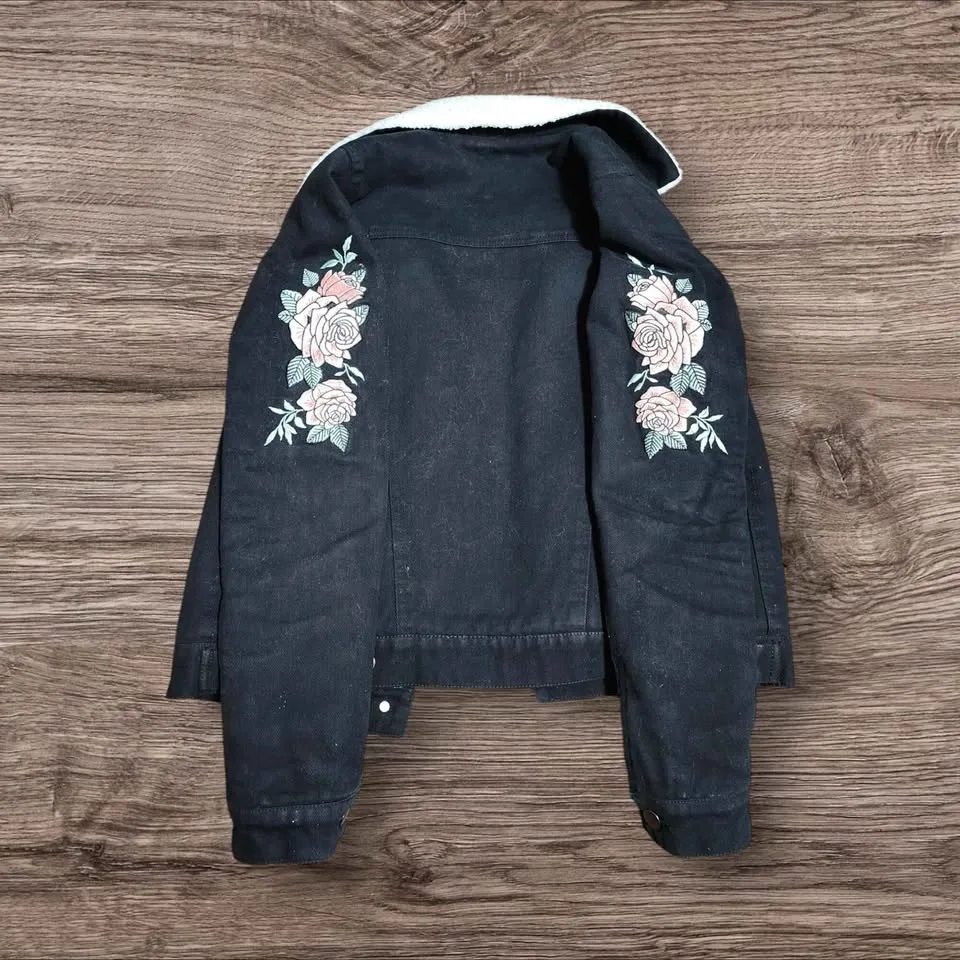 Black Sherpa-Lined Jacket w/ Rose Embroidery – Great Condition image indicator(6)