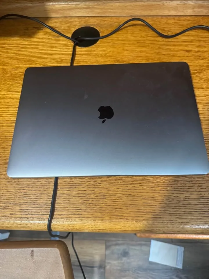 Mac book pro Touch Bar 2017 15” laptop image indicator(3)