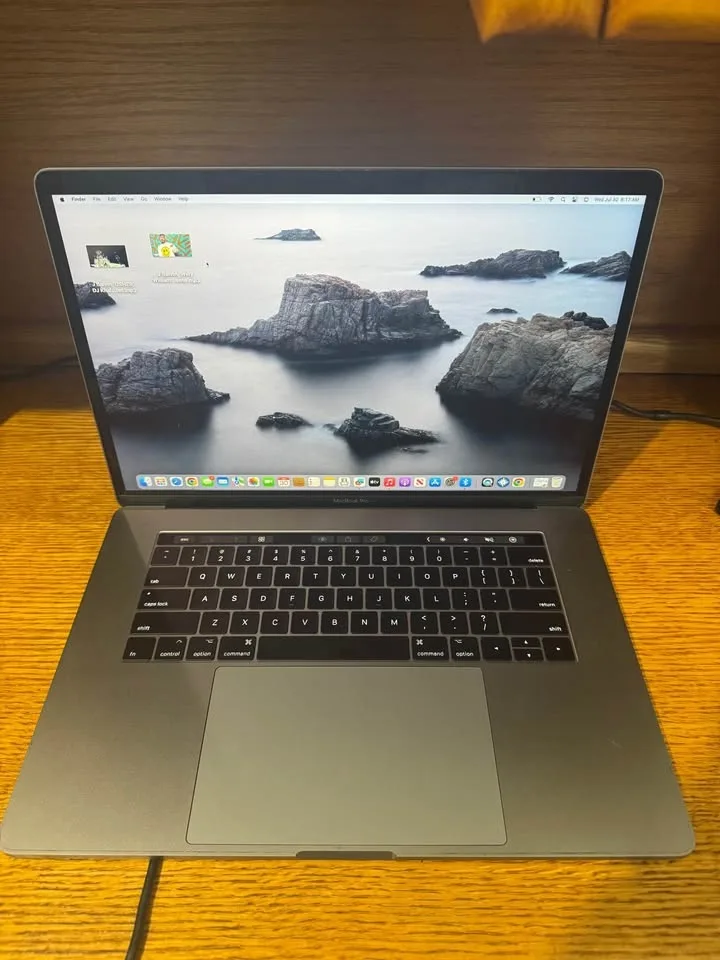 Mac book pro Touch Bar 2017 15” laptop image indicator(4)