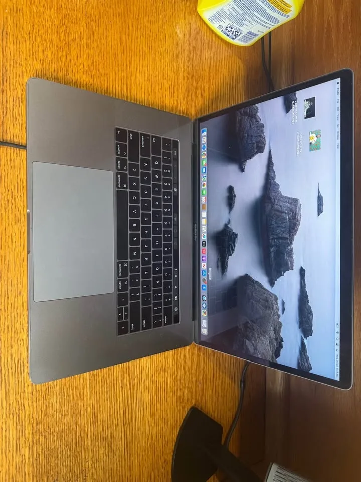 Mac book pro Touch Bar 2017 15” laptop image indicator(5)