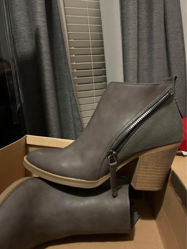 Brand new and stylish Boots size 7